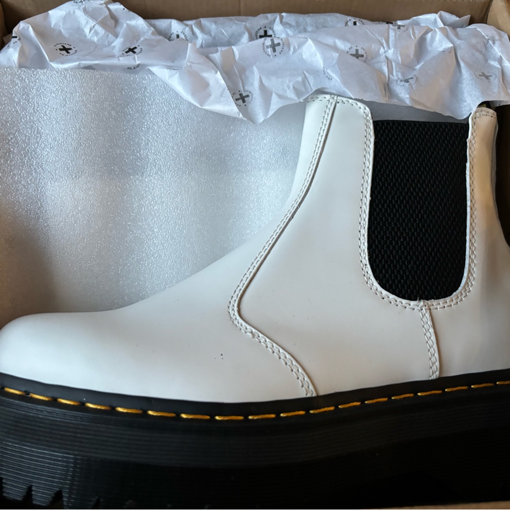 Dr. Martens white 2976 Quad boots. Size 10. NIB